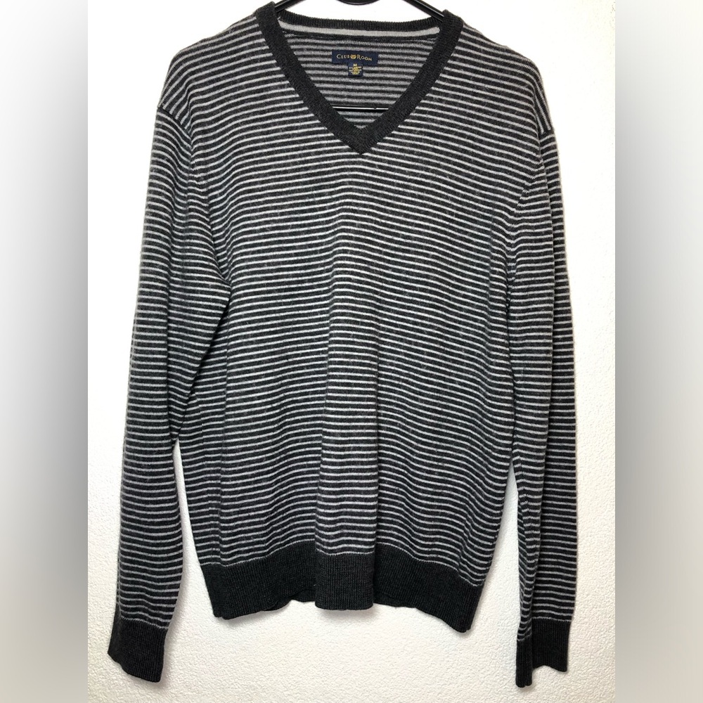 Club Room Men's White and Gray Striped V-Neck Sweater